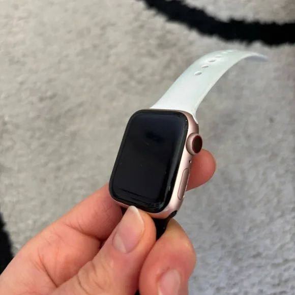 Series 4 Apple Watch - 40mm Rose Gold - Picture 3 of 6